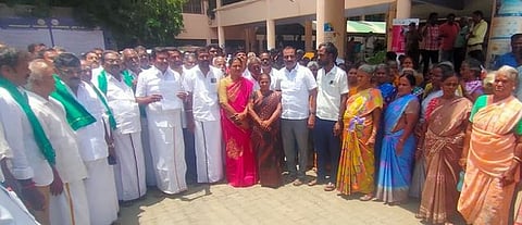 ஈரோடு ஆட்சியா் அலுவலகத்துக்கு மனு அளிக்க வந்த முன்னாள் அமைச்சா் தோப்பு வெங்கடாசலம், விவசாயிகள், உள்ளாட்சி அமைப்புகளின் பிரதிநிதிகள் மற்றும் கிராம மக்கள்.