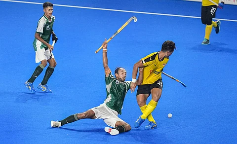 சென்னையில் உள்ள மேயர் ராதாகிருஷ்ணன் ஹாக்கி ஸ்டேடியத்தில் ஆசிய சாம்பியன்ஸ் டிராபி 2023 போட்டியின் போது பாகிஸ்தான் அணி (பச்சை) உடன் மோதிய மலேசிய அணி வீரர்கள்.
