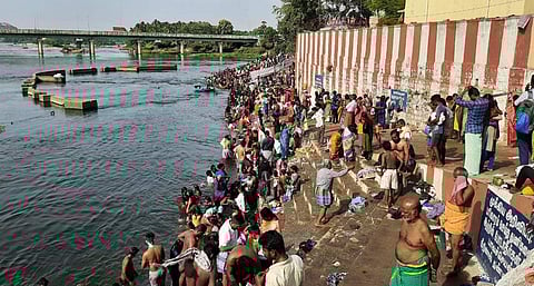 பவானி கூடுதுறையில் ஏராளமானோர் புனித நீராடி வழிபாடு!