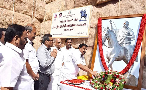 தீரன் சின்னமலையின் உருவ படத்திற்கு தமிழகரசின் சார்பில் மலர்தூவி மரியாதை செலுத்தினார்கள்.