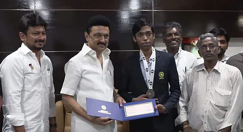 முதல்வர் ஸ்டாலினுடன் பிரக்ஞானந்தா சந்திப்பு