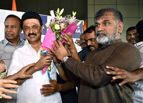 இந்தியா கூட்டணி கட்சிகளின் 3வது ஆலோசனை கூட்டத்தில் கலந்து கொள்வதற்காக மும்பை வந்த தமிழக முதல்வர் மு.க.ஸ்டாலினுக்கு விமான நிலையத்தில் உற்சாக வரவேற்பு அளிக்கப்பட்டது.