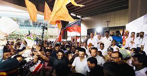 மும்பையில் முதல்வர் மு.க.ஸ்டாலினுக்கு உற்சாக வரவேற்பு அளித்த சிவசேனை, காங்கிரஸ் மற்றும் திமுகவினர். 