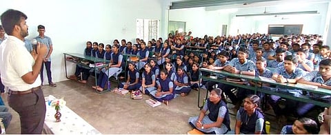 மாணவா்களுடன் கலந்துரையாடிய மாவட்ட ஆட்சியா் ராஜகோபல் சுன்கரா.