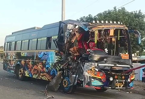 காஞ்சிபுரம் அருகே சென்னை பெங்களூர் தேசிய நெடுஞ்சாலையில் லாரி மீது மோதி விபத்துக்குள்ளான தனியார் சுற்றுலா பேருந்து.