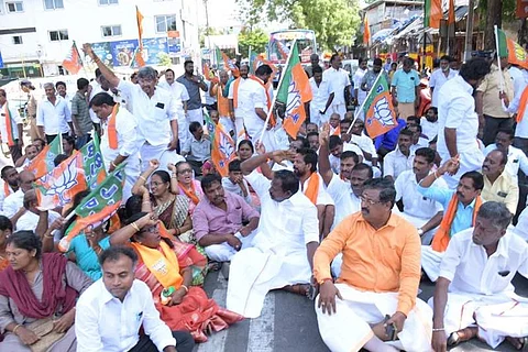 தஞ்சாவூர் ரயில் நிலையத்தில் நடைபெற்ற விழாவில் முழக்கங்கள் எழுப்பிய பாஜகவினர்.
