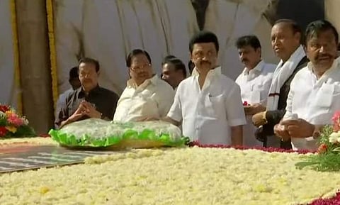 கருணாநிதி நினைவு நாள்: நினைவிடத்தில் முதல்வர் ஸ்டாலின் மரியாதை 