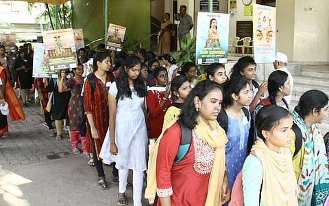 மதுரையில் திங்கள்கிழமை நடைபெற்ற சிறாா் வன்கொடுமைக்கு எதிரான பேரணியில் கலந்து கொண்ட கல்லூரி மாணவிகள்.