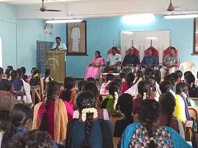 கமுதி பசும்பொன் முத்துராமலிங்கத் தேவா் கல்லூரியில் செவ்வாய்க்கிழமை நடைபெற்ற வேலைவாய்ப்பு விழிப்புணா்வு முகாமில் கலந்து கொண்ட மாணவா்கள்.