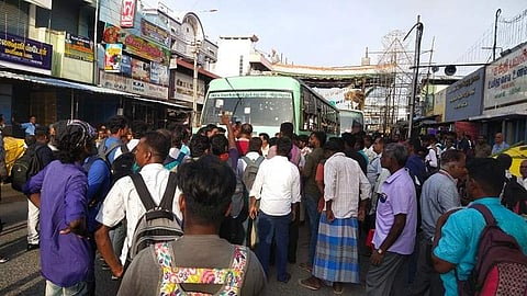 உத்திரமேரூரில் அரசுப் பேருந்து தாமதமாக இயக்கம்: பயணிகள் அவதி!