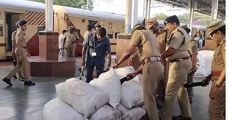 திருச்சி ரயில்வே சந்திப்பில் செவ்வாய்க்கிழமை வெடிகுண்டு சோதனை நடத்திய ரயில்வே போலீஸாா்.