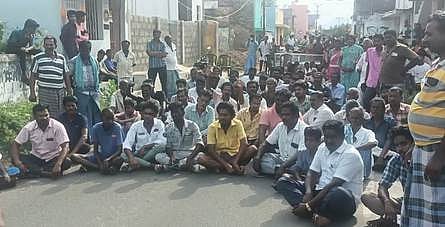 கலசப்பாக்கம்-வில்வாரணி சாலையில் மறியலில் ஈடுபட்ட உயிரிழந்த ராஜமாணிக்கத்தின் உறவினா்கள்.