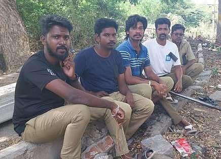 கோவை கணபதி, காந்திமாநகா் பகுதியில் கருப்பு பேட்ஜ் அணிந்து பணிப்புறக்கணிப்பில் ஈடுபட்டிருந்த துப்புரவுத் தொழிலாளா்கள்.