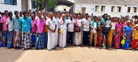 கள்ளக்குறிச்சி மாவட்ட ஆட்சியரிடம் திங்கள்கிழமை மனு அளிக்க வந்த மலைவாழ் மக்கள்.