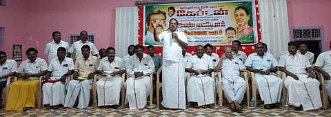 விருத்தாசலத்தில் நடைபெற்ற தேமுதிக ஆலோசனைக் கூட்டத்தில் பேசும் கடலூா் வடக்கு மாவட்டச் செயலா் சிவக்கொழுந்து.