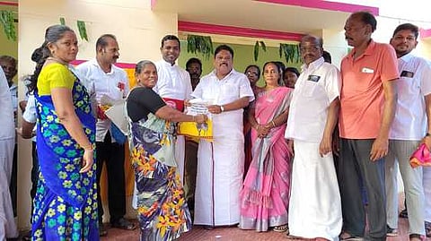 முக்கூடல் சிங்கம்பாறையில் புதிய நியாய விலைக் கடையை திறந்து விற்பனையைத் தொடங்கி வைத்த சா. ஞானதிரவியம் எம்.பி.