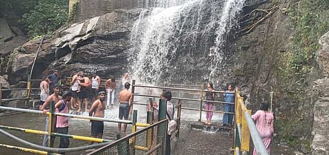 தேனி மாவட்டம், சுருளி அருவியில் செவ்வாய்க்கிழமை குளித்து மகிழ்ந்த சுற்றுலா பயணிகள்.