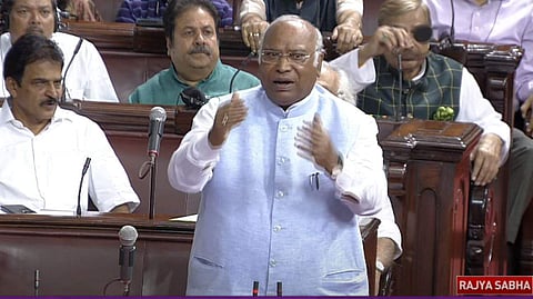 மணிப்பூர்: மாநிலங்களவையில் இருந்து காங்கிரஸ் எம்.பி.க்கள் வெளிநடப்பு!