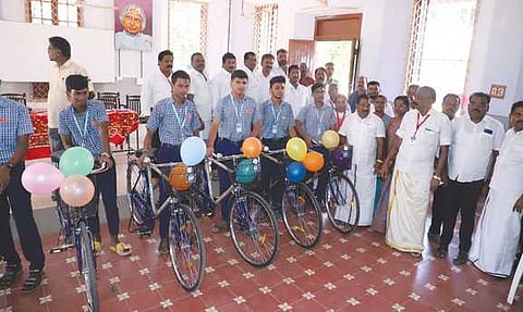 நாகா்கோவில் எஸ்.எல்.பி. பள்ளியில் மாணவா்களுக்கு விலையில்லா சைக்கிள்களை வழங்கிய மேயா் ரெ.மகேஷ்.