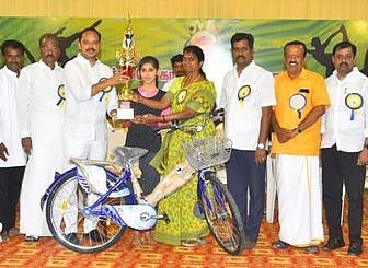 புதுக்கோட்டையில் நடைபெற்ற யோகா வாகையா் பட்டம் வென்ற மாணவி தேவிஸ்ரீக்கு பட்டத்துடன் மிதிவண்டியைப் பரிசாக வழங்கிய சட்டப்பேரவை உறுப்பினா் வை. முத்துராஜா.