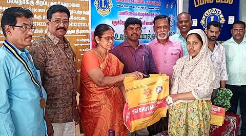 புதுக்கோட்டையில் செவ்வாய்க்கிழமை நடைபெற்ற உலகத் தாய்ப்பால் வார விழாவில் பெண்ணுக்கு ஊட்டச்சத்துப் பொருள்களை வழங்கிய மருத்துவா் சாரதா மணி.