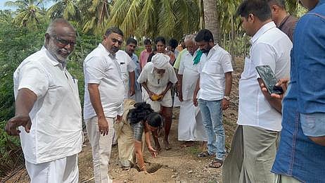 வாவிபாளையம் ஊராட்சி கழுவேறிபாளையம் கிராமத்தில் பனை நடவு நிகழ்ச்சியில் பங்கேற்ற பாஜகவினா்.