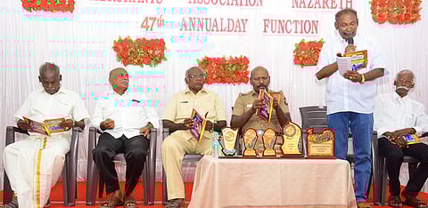 விழாவில் பேசுகிறாா் வியாபாரிகள் சங்க பொதுச் செயலா் அசுபதி சந்திரன்.