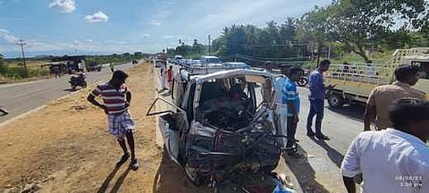 விபத்தில் சிக்கிய ஆம்னி வேன்.