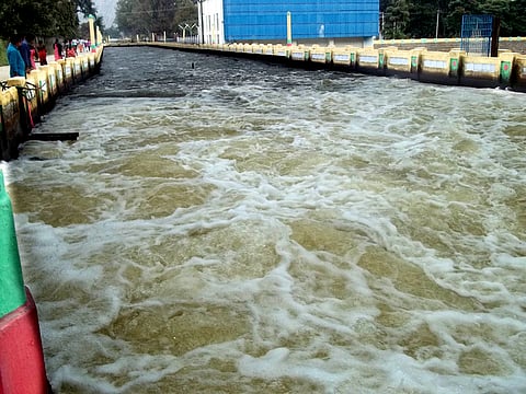 பிரதான  கால்வாயில்  திறந்து விடப்பட்டுள்ள  தண்ணீா்.