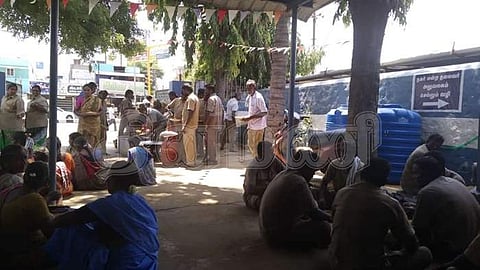 திருமுருகன்பூண்டி நகராட்சி அலுவலகம் முன்பு உணவு சமைத்து காத்திருக்கும் போராட்டத்தில் ஈடுபட்டு வரும் தூய்மைப் பணியாளர்கள்.