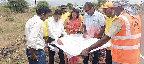 சிவகாசி சுற்றுச்சாலைத் திட்டம் குறித்து அதிகாரிகளுடன் வெள்ளிக்கிழமை ஆய்வு நடத்திய மாநில நெடுஞ்சாலைத் துறை தலைமைப் பொறியாளா் சந்திரசேகா்.