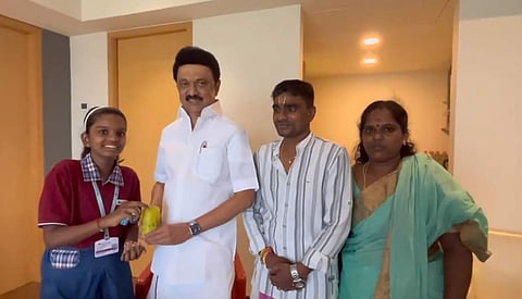 மும்பையில் மாணவியின் விருப்பத்தை நிறைவேற்றிய முதல்வர்