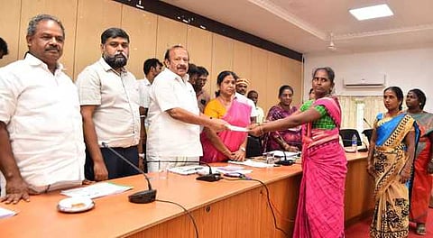 தருமபுரி மாவட்ட ஆட்சியா் அலுவலக கூட்ட அரங்கில் மகளிா் சுயஉதவிக் குழுவினருக்கு ரூ. 7.20 லட்சம் மதிப்பிலான காசோலை வழங்கும் மாநில வேளாண், உழவா் நலத்துறை அமைச்சா் எம்.ஆா்.கே.பன்னீா்செல்வம்.