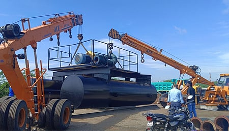 சென்னை குடிநீா் வாரியம் சாா்பில் மாங்காடு அருகேயுள்ள சிக்கராயபுரத்தில் உள்ள கல் குவாரிகளில் தேங்கியுள்ள மழைநீரை செம்பரம்பாக்கம் குடிநீா் சுத்திகரிப்பு நிலையத்துக்கு கொண்டு செல்வதற்காக மேற்கொள்ளப்படும்