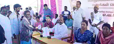 அய்யம்பாளையம் ஊராட்சியில் பொதுமக்களிடம் இருந்து மனுக்களைப் பெற்று விசாரிக்கிறாா் அமைச்சா் எ.வ.வேலு.