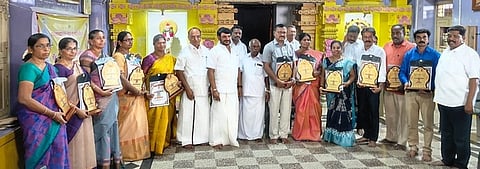 விழாவில் ஞானசிற்பி விருது வழங்கி கெளரவிக்கப்பட்ட அரசுப் பள்ளி ஆசிரியா்கள்.