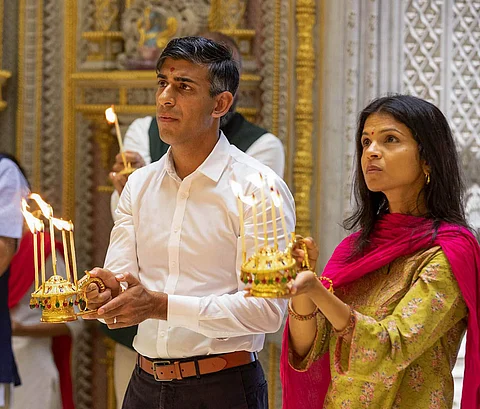 புதுதில்லியில் உள்ள அக்ஷர்தாம் கோயிலில் இங்கிலாந்து பிரதமர் ரிஷி சுனக் மற்றும் அவரது மனைவி அக்ஷதா மூர்த்தி பிரார்த்தனை செய்தனர்.