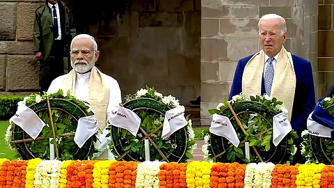 புதுதில்லி ராஜ்காட் பகுதியில் உள்ள மகாத்மா காந்தியின் நினைவிடத்தில் மலர் வளையம் வைத்து அஞ்சலி செலுத்திய பிரதமர் நரேந்திர மோடி மற்றும் அமெரிக்க அதிபர் ஜோ பைடன்.