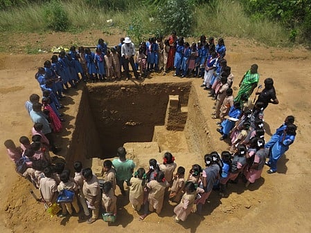 பொற்பனைக்கோட்டையில் நடைபெறும் அகழாய்வுப்பணி குறித்து கொத்தக்கோட்டை அரசுப்பள்ளி மாணவ, மாணவிகளுக்கு சனிக்கிழமை விளக்கிய அகழாய்வு இயக்குநா் தங்கதுரை.