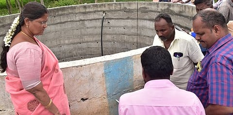 வேப்பந்தட்டை ஒன்றியத்துக்குள்பட்ட காரியானூா் ஏரியை சனிக்கிழமை பாா்வையிட்டு ஆய்வு செய்த மாவட்ட ஆட்சியா் க. கற்பகம்.