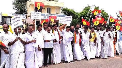 பூதகுடி சுங்கச்சாவடியை முற்றுகையிட்டு போராட்டத்தில் ஈடுபட்ட தேமுதிகவினா்.