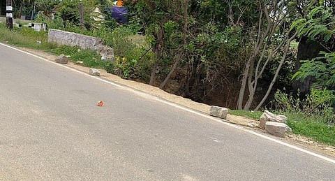 ஜங்கலாபுரத்தில் சாலை ஓரம் தடுப்புச் சுவா் இன்றி அபாய நிலையில் உள்ள கிணறு.