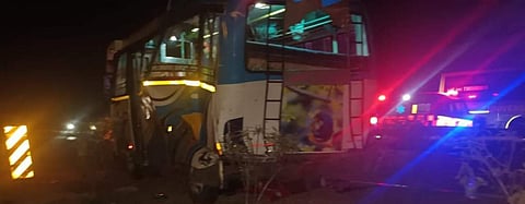 நாட்றம்பள்ளி அருகே வேன் மீது லாரி மோதல்: ஒரே கிராமத்தைச் சேர்ந்த 7 பெண்கள் பலி