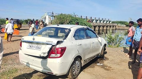 பிச்சாவரம் அருகே ஆற்றில் விழுந்த கார்: நகைக்கடை உரிமையாளரின் மனைவி பலி