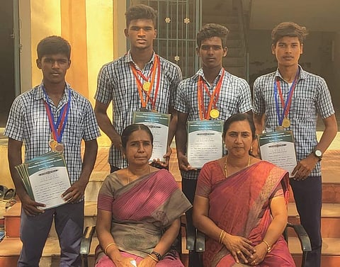 மாநில அளவிலான போட்டியில் பங்கேற்கும் மாணவர்கள்.