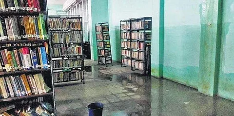 சென்னை அண்ணாசாலையில் உள்ள தேவநேய பாவாணர் மாவட்ட மைய நூலகத்தின் கழிவறையில் கசிவு காரணமாக தேங்கியுள்ள நீர். 