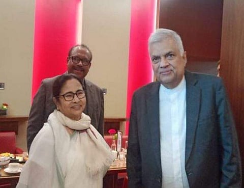 துபை விமான நிலையத்தில் இலங்கை அதிபர் ரணில் விக்கிரமசிங்கவுடன் மேற்கு வங்க முதல்வர் மம்தா பானர்ஜி சந்திப்பு