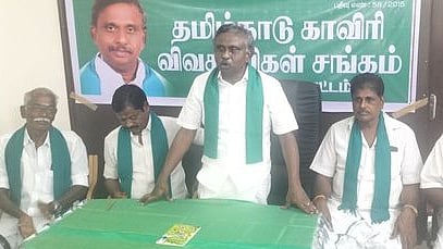  தஞ்சாவூரில் புதன்கிழமை நடைபெற்ற தமிழ்நாடு காவிரி விவசாயிகள் சங்க மாநில, மாவட்ட நிா்வாகிகள் அவசர ஆலோசனைக் கூட்டத்தில் பேசிய சங்கப் பொதுச் செயலா் பி.ஆா். பாண்டியன். உடன் சங்க நிா்வாகிகள்.