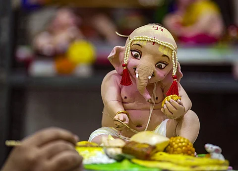 மும்பையில் விநாயகர் சதுர்த்தி விழாவை முன்னிட்டு, விநாயகரின் களிமண் சிலைக்கு இறுதி வடிவம் கொடுக்கும் ஓவியர்.
