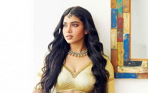 சினிமாவில் நடிப்பதற்கு முன்பு மாடலிங் துறையில் இருந்துள்ளார்.